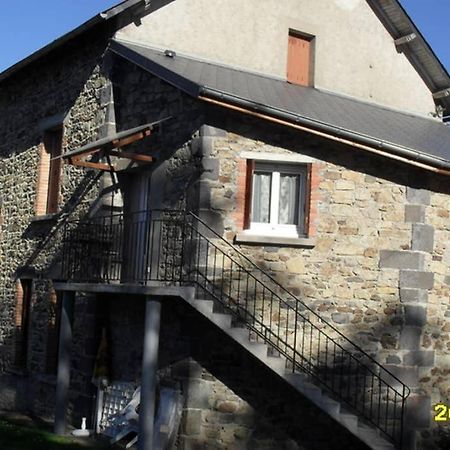 Gite A La Ferme Pres Vulcania La Goutelle Exterior foto